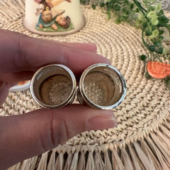 M. I Hummel Vintage Lot of Thimble, Pin,‎ Medallion Ornament & 1979 Bell - Picture 5 of 12